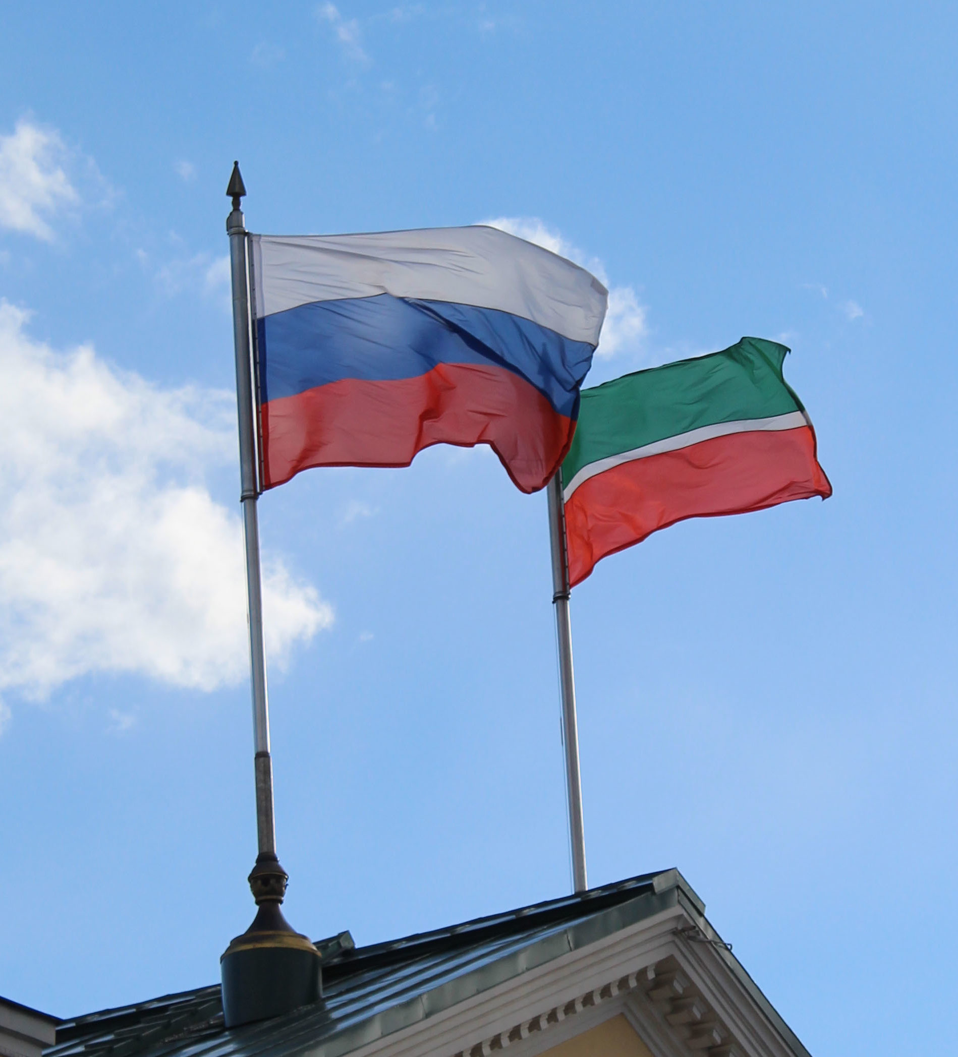  علم جمهورية تتارستان جنب علم روسيا 
